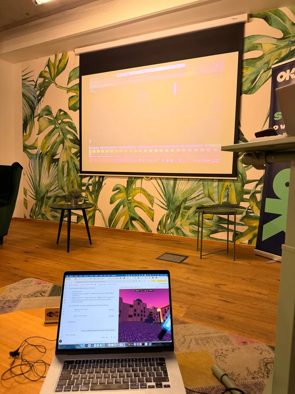 Vývoj hry naživo — notebook a projekce během minihackathonu