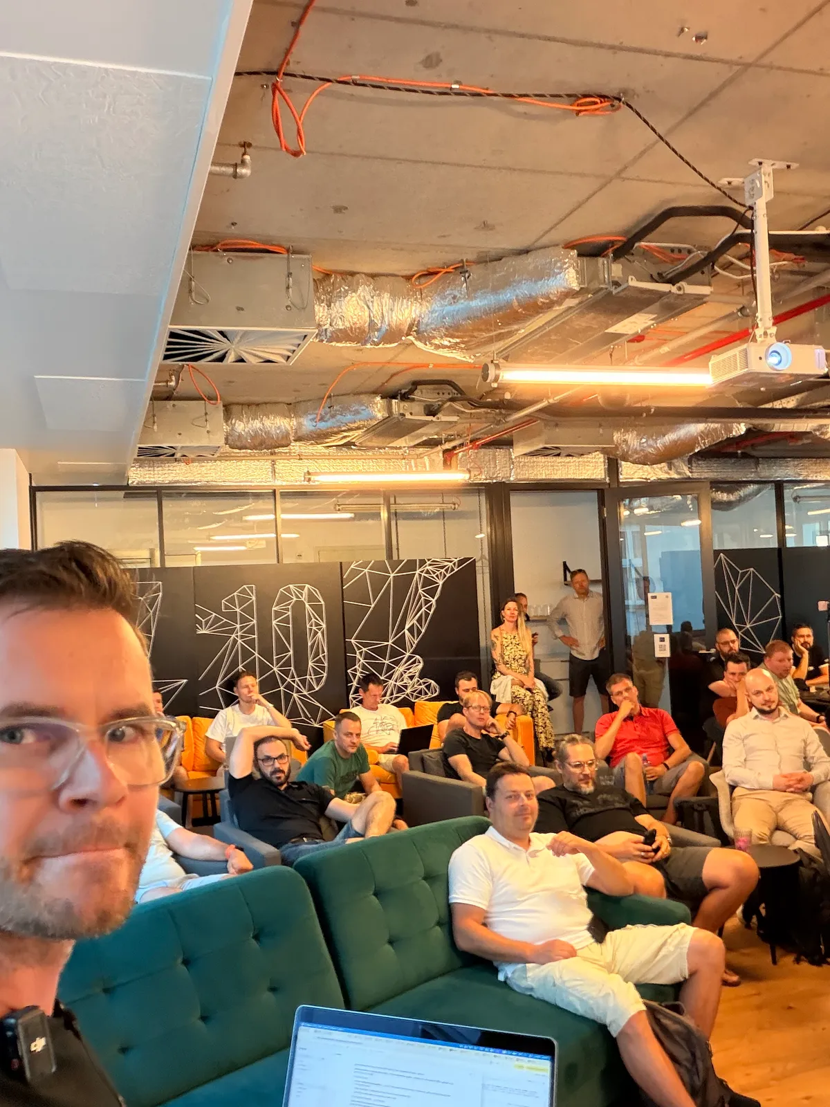 Pohled na publikum přednášky o využití AI na akci Context Loop