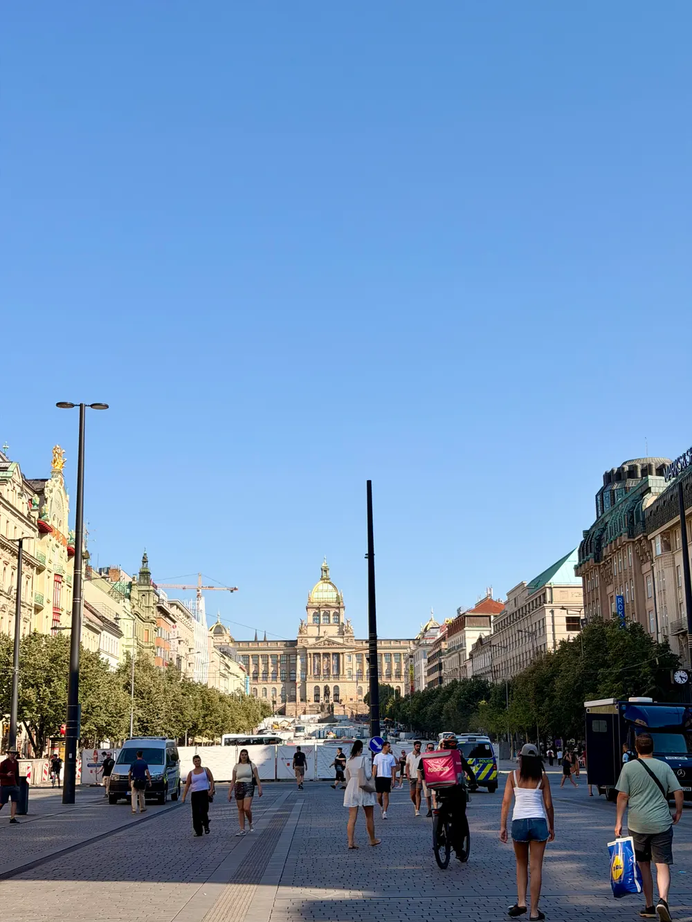 Václavské náměstí s Národním muzeem v letním slunci