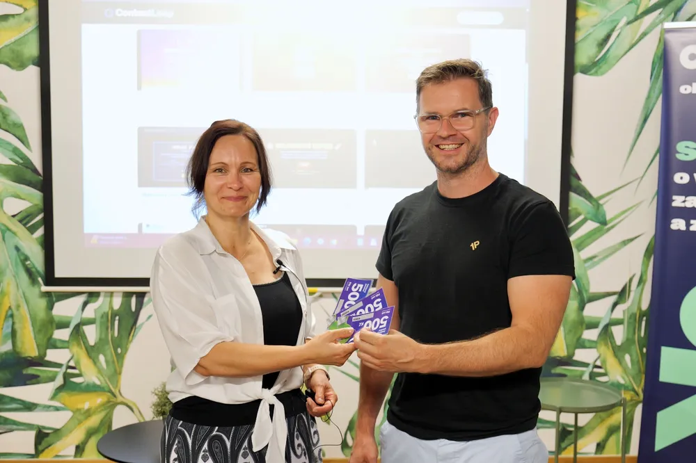Předávání cen za vítězství v minihackathonu na akci Context Loop