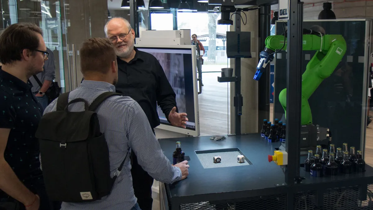 Prezentace u robotického pracoviště na konferenci Digitalizace MSP 2023