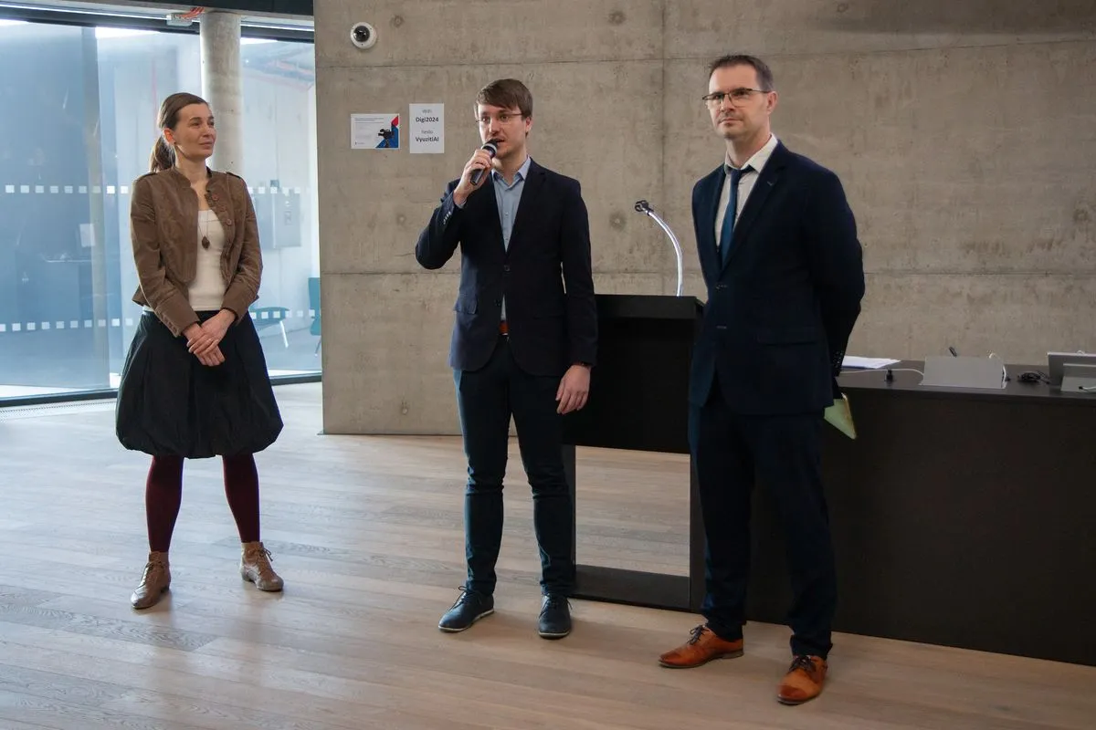 Řečníci na pódiu konference Digitalizace MSP 2024 v Jihlavě